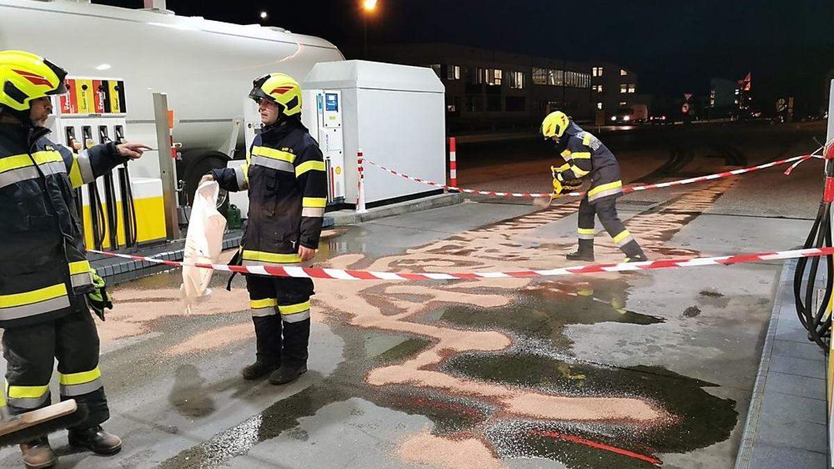 Die Feuerwehrleute banden den Diesel