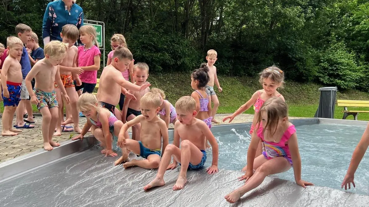 Kinderschwimmkurs: Plitsch-platsch, und ab ins kühle Nass