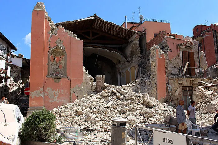 Die Chiesa di San Giovanni am Piazza Cacciatori del Tevere in Amatrice wurde sehr schwer vom Erdbeben getroffen. Teile der Fassade sowie des Daches fehlen vollständig, vor der Kirche ist nur ein Trümmerhaufen. Die Kirche stammt aus dem 15. Jahrhundert.