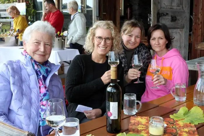 Grund war das Weinfest der Familie Laßnig (Burgwein Glanegg), welche in Zusammenarbeit mit den Winzern des Weinbauvereins Feldkirchen/Ossiacher See (Obmann Rupert Ofer) die Veranstaltung auf die Beine gestellt hatte. Und zwar in der „Meierei“. So war neben erlesenen Tropfen aus Kärntens Weingärten auch die Nachfrage nach den süffigen Sturm-Getränken riesengroß. 