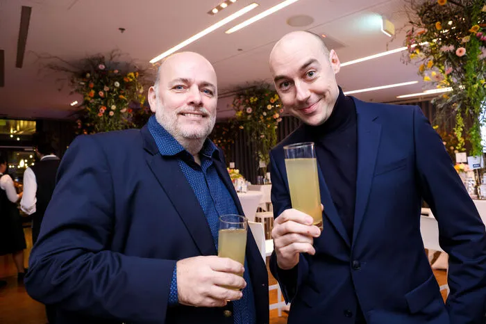 Für Künstler Tom Lohner (rechts; mit Galerist Klaus Billinger) endete der Abend mit einem Sieg. Er wurde in der Kategorie Entertainment ausgezeichnet.