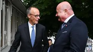 ABD0192_20250726 - SALZBURG - ÖSTERREICH: Medientermin anlässlich des Treffens von Bundeskanzler Christian Stocker (r., ÖVP) und dem deutschen Bundeskanzler Friedrich Merz (l.,CDU) im Rahmen der Salzburger Festspiele am Samstag, 26. Juli 2025, in Salzburg. - FOTO: APA/BARBARA GINDL