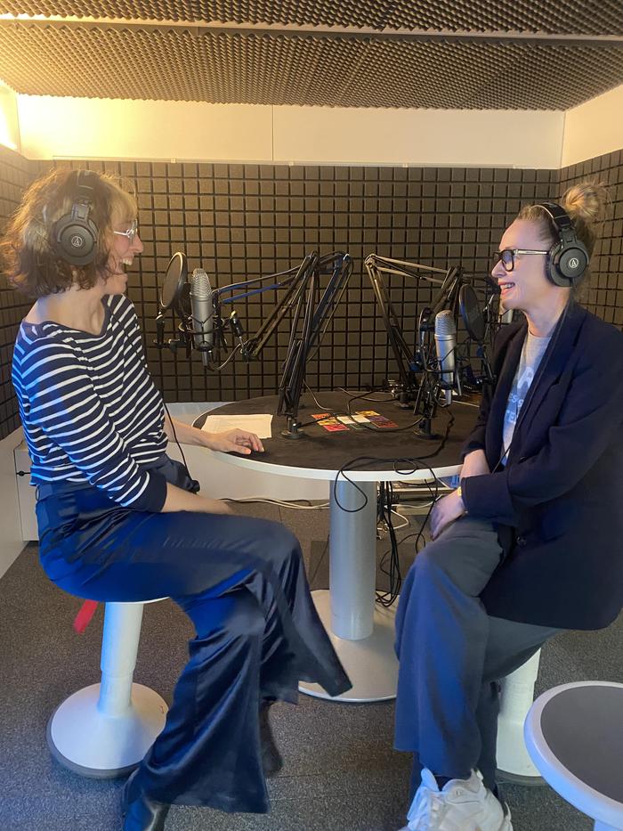Jeanne Drach beim Podcasten mit Barbara Haas für die aktuelle fair&female Episode
