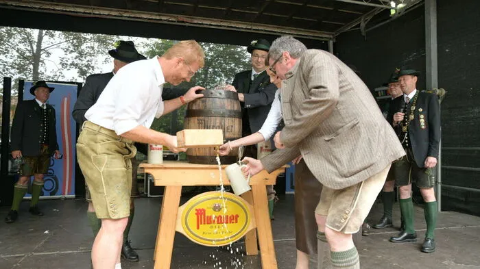 Landtagsabgeordnete Liane Moitzi, Stadtrat Harald Bergmann und Murauer-Brauereichef Josef Rieberer beim Bieranstich
