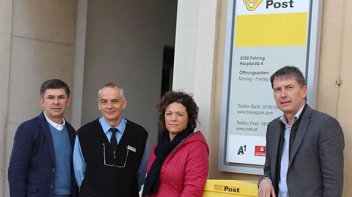 Bürgermeister Johann Winkelmaier und die Landtagsabgeordneten Franz Fartek und Cornelia Schweiner mit Postfilial-Leiter Karl-Heinz Siegl (2.v.l.) vor der Postfiliale in Fehring