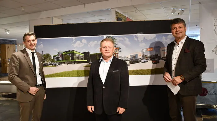 XXXLutz Gebietsverkaufsleiter Daniel Amlacher, der Leiter der Bauabteilung der XXXLutz Gruppe Alois Knauseder und Bürgermeister Gerhard Pirih präsentierten am Freitag die Pläne für Spittal.