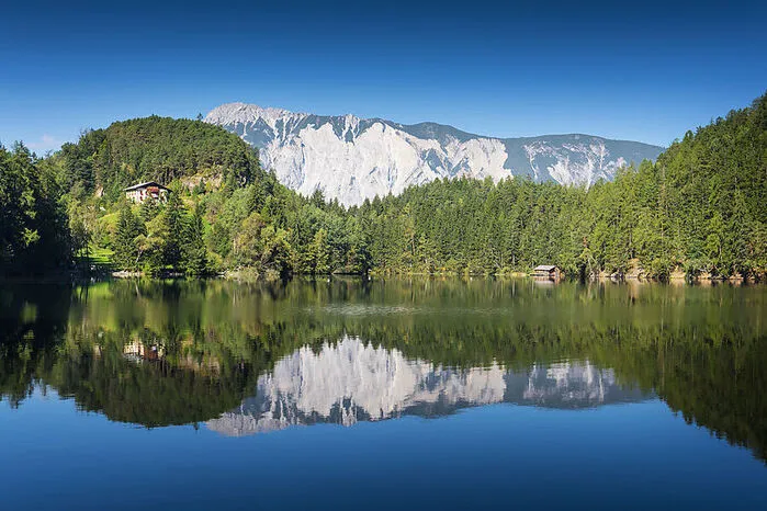 Naturjuwel. Der Piburger See liegt nahe der Gemeinde Ötz umgeben von einem Landschaftsschutzgebiet. Weil er nur 25 Meter tief ist, ist das Wasser im Sommer recht angenehm und lädt zum Abtauchen ein. Wärmster Badesee Tirols!
