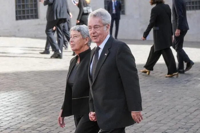 „Ich habe mir den Parteitag im Fernsehen angeschaut.“ - Gute Alternative, wenn man keine Einladung findet - Heinz Fischer (SPÖ).