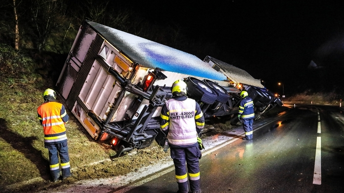 Zu mehreren Verkehrsunfällen mussten die Feuerwehren St. Marein, Knittelfeld und St. Lorenzen ausrücken. Gegen 3.40 Uhr gab es zwei Unfälle in St. Marein: Zwei Pkw krachten hintereinander in einen Zaun.