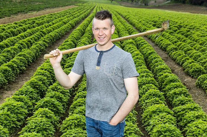 Simon, der "innovative Kräuterbauer", ist 25 Jahre alt und wohnt in im Bezirk Wolfsberg. Er misst 186 Zentimeter und wiegt 92 Kilo. Simon hat vor drei Jahren den Betrieb seiner Eltern übernommen und umgestellt. Wurde früher Most produziert, so setzt Simon heute auf Bio-Kräuteranbau und Tee. Er bewirtschaftet etwa 15 Hektar und baut Salbei, Oregano, Zitronenmelisse und weitere Kräuter an. 
