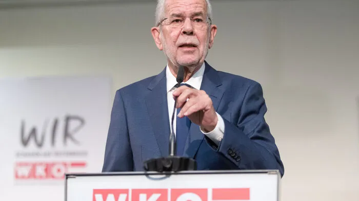 Bundespräsident Alexander van der Bellen freute sich, ins Wirtschaftsparlament gekommen zu sein. Er sei von der Energie Leitls und Mahrers fasziniert - "eine Mischung zwischen Bewunderung und Neid", sorgte der Präsident für einige Lacher unter den Delegierten.