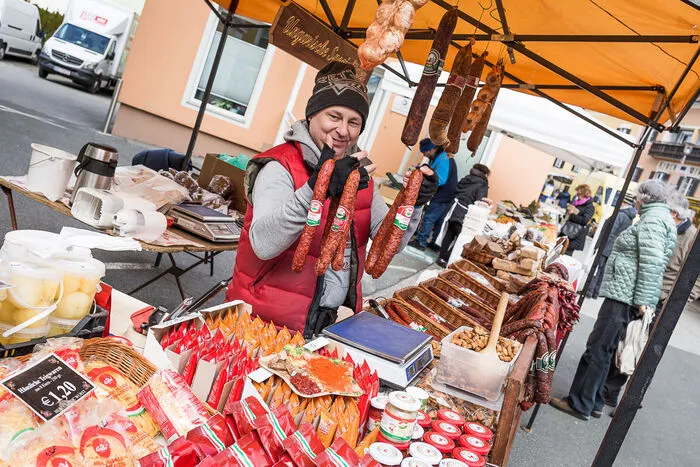Einen Namen am Josefimarkt hat sich Simon Katalin mit seinen ungarischen Spezialitäten gemacht. Aber nicht nur seine Würste sind gefragt...