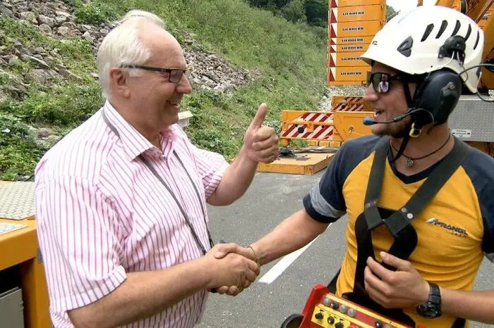 Wilfried Klauss, AAE-Geschäftsführer, gratulierte für den bisher gelungenen Transport.