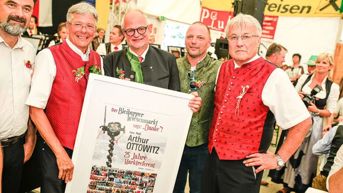 Arthur Ottowitz wurde für sein 25-jähriges Wiesenmarktjubiläum ausgezeichnet.