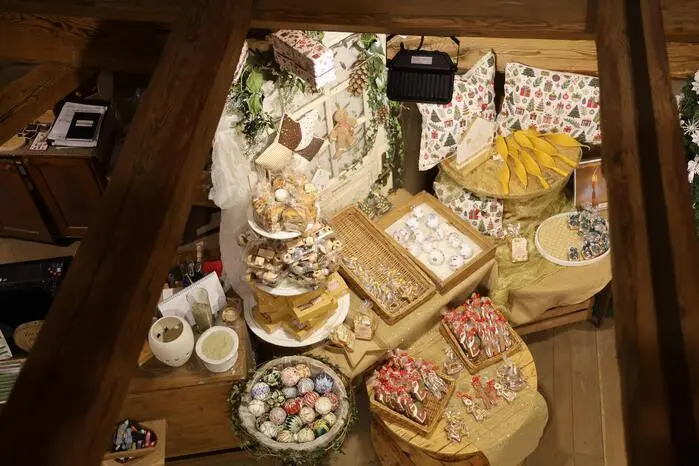 „Wir bieten alles an: Christbaumschmuck, Holzobjekte, Korbwaren, Keramik, Stickarbeiten, Kerzen und Seifen“, so die Hauptorganisatorin Monika Absenger