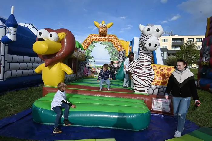 Natürlich gab es auch ein buntes Unterhaltungs-Programm wie Ponyreiten für die Kleinen, eine Hüpfburg und einen Vergnügungspark