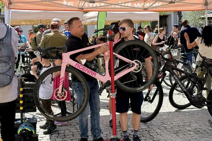 „Auf die Radl, fertig, los!“ hieß es für Bürgermeister Marcus Martschitsch und Gemeinderatsmitglieder dann bei der großen „Radparade“ für Groß und Klein – einer gemütlichen Gruppenausfahrt rund um Hartberg wahlweise auf einer Streckenlänge von sieben oder 15 Kilometern.
 
 