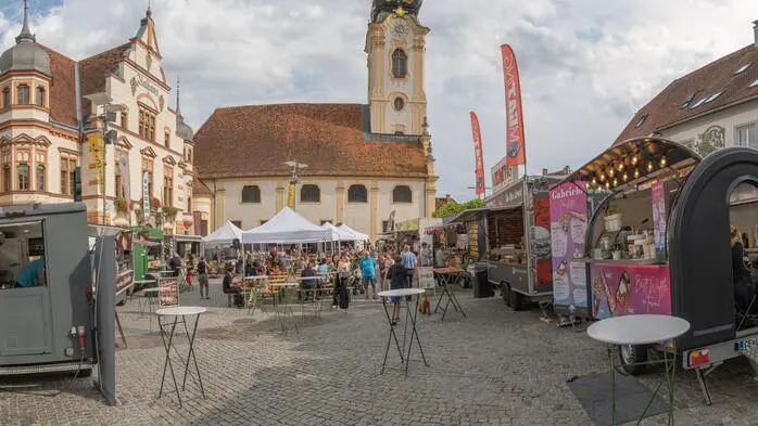 Am Hauptplatz von Hartberg entstand ein Foodtruck-Market mit vielen verschiedenen Köstlichkeiten aus aller Welt.