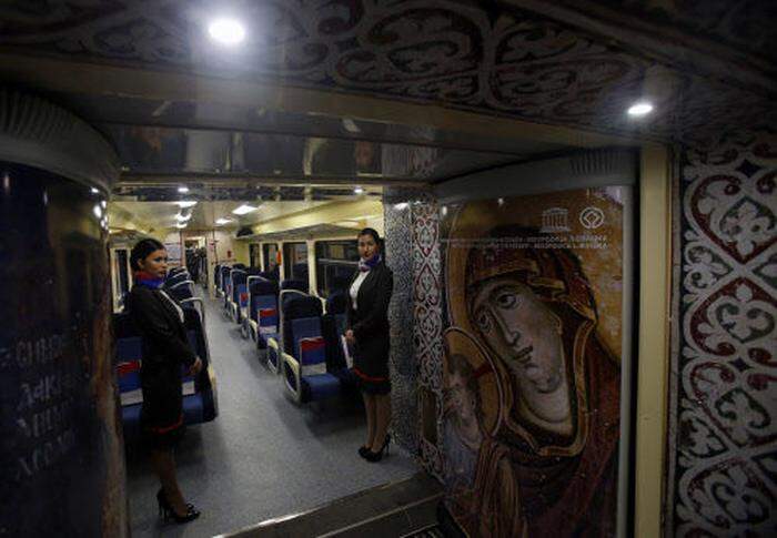 Der mit Ikonen geschmückte serbische Zug