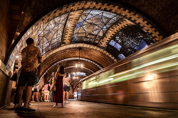 Das New Yorker Transit-Museum veranstaltet nämlich Touren durch das einstige U-Bahn-Prunkstück. Man muss jedoch zunächst Mitglied werden, um für den 90-Minuten-Spaziergang durch die Unterwelt 50 Dollar (45,58 Euro) zahlen zu dürfen - das sind 18 Einzelfahrten mit der U-Bahn.