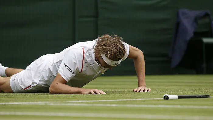 Alexander Zverev am Boden nach der Niederlage gegen einen Qualifikanten 