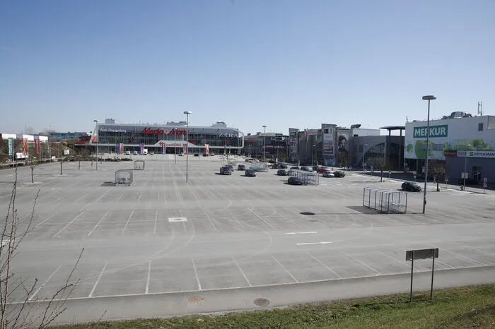 Ein Blick auf den sonst stets vollen Parkplatz der Shoppingcity Seiersberg - geöffnet sind hier nur der Merkur Markt und Serviceshops wie Apotheken.