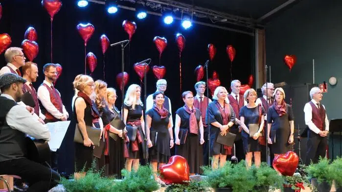 Um es gleich vorweg zu nehmen: Seit 25 Jahren begeistern die Propst‘n Singers ihr Publikum mit musikalischer Vielfalt, Leidenschaft und beeindruckender Bühnenpräsenz. Was 2001 als gemeinsames Projekt musikbegeisterter Sänger begann, hat sich zu einem festen Bestandteil des kulturellen Lebens entwickelt. 