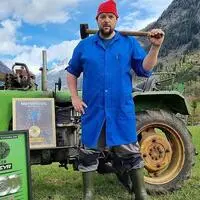 Der österreichische Comedian Petutschnig Hons verbindet das Landleben mit viel Humor