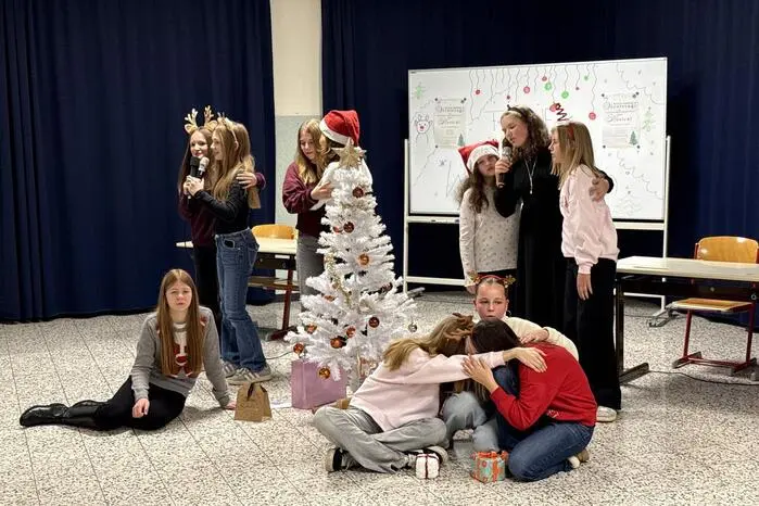  Das heurige Thema des Friedensplakatwettbewerbes 2025/26 „Together as one - Gemeinsam sind wir Eins“ wurde von den jugendlichen Teilnehmern der zweiten und dritten Klassen der Mittelschule hervorragend umgesetzt. 