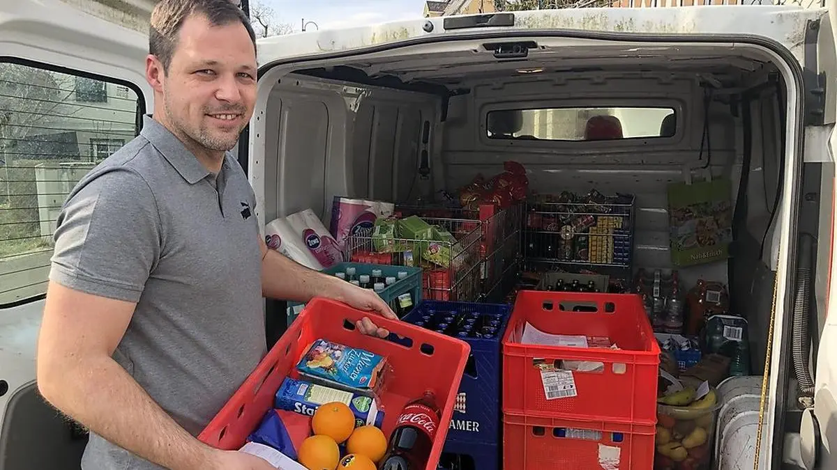 Nahversorger Martin Wacker stellt in Kirchberg auf Wunsch Lebensmittel zu.