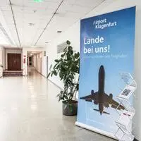 Ein Werbebanner vom Airport Klagenfurt: „Lande bei uns“