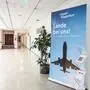 Ein Werbebanner vom Airport Klagenfurt mit der Aufschrift „Lande bei uns“ | Ein Werbebanner vom Airport Klagenfurt: „Lande bei uns“