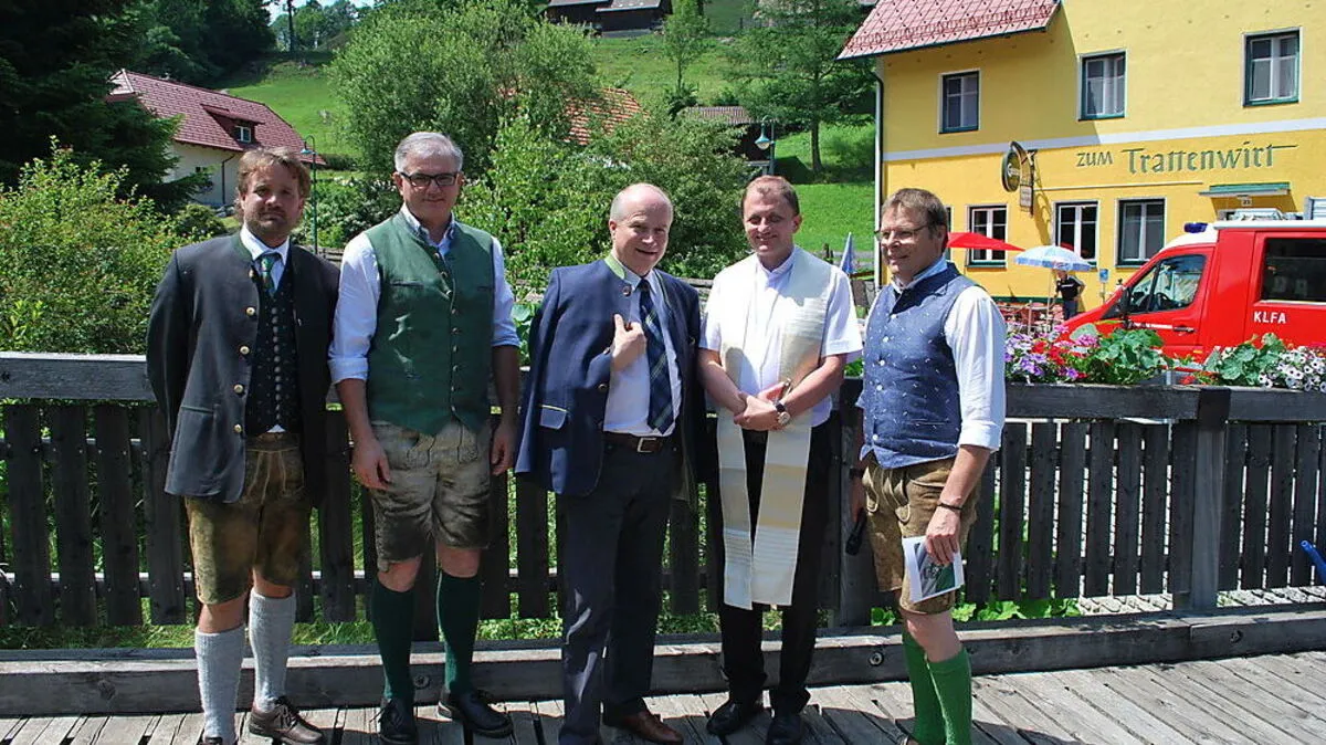 Vertreter von Wildbachverbauung,  Gemeinde, Kirche und Land waren bei der Feier mit dabei
