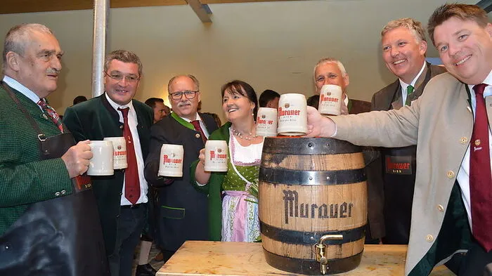 Karl Schwarzenberg (links) nach dem Anstich des Schwarzenberg-Biers der Brauerei Murau