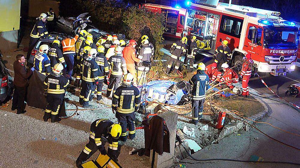 Großeinsatz nach dem folgenschweren Unfall in Berndorf