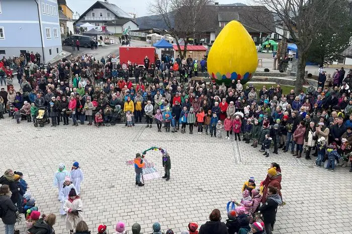 Am Dorfplatz fand die Palmweihe statt - die Kindergartenkinder gestalteten diese. 