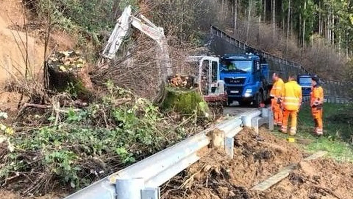 Die Arbeiten auf der Straße sind in vollem Gange