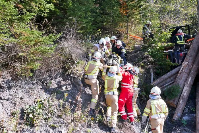 Während ein Waldbrand auf der Lavanter Alm und vier Bergsteiger, die sich in einer Wand verstiegen hatten die Einsatzkräfte in Lavant in Atem hielten, gab es auf der gegenüberliegenden Seite im Gemeindegebiet von Nikolsdorf einen Fahrzeugabsturz im Bereich „Rabant“ und einen Einsatz der Wasserrettung am Wildsee, der allen Beteiligten in ihren Sachgebie-ten forderte.