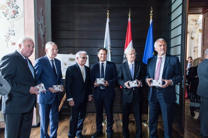 Schützenhöfer, Van der Bellen, Post-Generaldirektor Georg Pölzl, LH-Vize Michael Schickhofer, Ex-Verfassungsgerichtshofpräsident Gerhart Holzinger, Justizminister Josef Moser (von links) mit Sonderbriefmarken