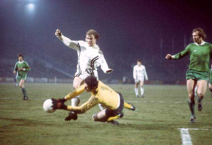 Eintracht Frankfurt - Sturm Graz im Viertelfinal-Rückspiel des Europapokals der Pokalsieger 1976: Sturm-Torwart Refik Muftic hält den Ball vor Weltmeister Bernd Hölzenbein