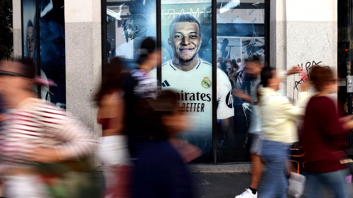 Auf diesem Werbefoto in Madrid ist Superstar Kylian Mbappe noch zu sehen