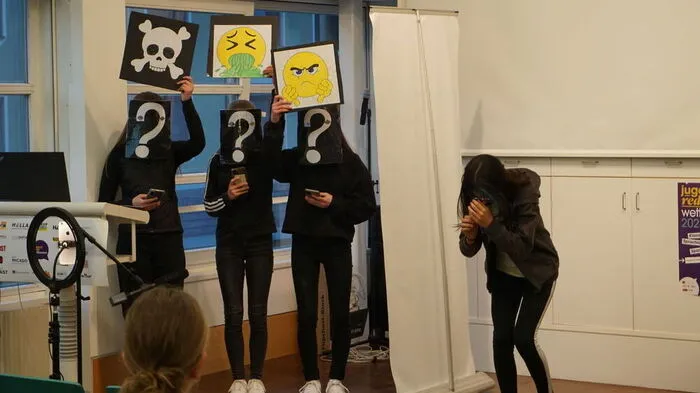 Leonie Tiefnig, Sophia Mattersberger, Melissa Unterlercher und Elena Peitner holten sich mit dem Thema "Hatespeed - Hass im Netz" den Bezirkssieg