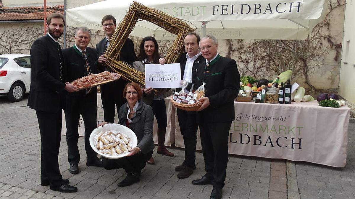 Bgm Josef Ober (r.), Helmut Buchgraber (2.v.l.) und Ingrid Herbst (Mitte unten) für die Stadt und Christian Ortauf (l.) stellten mit den künftigen Marktbeschickern den neuen Bauernmarkt vor