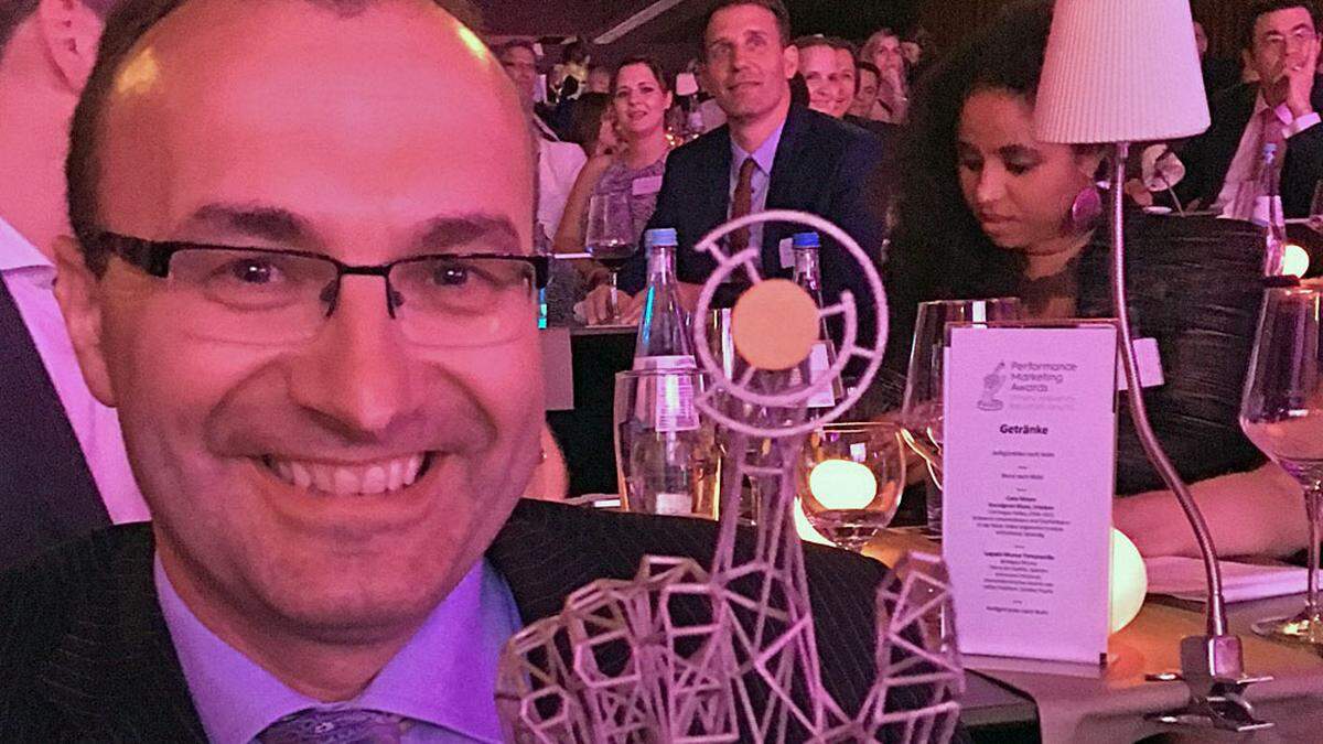 Thomas Mühlbacher mit dem Criteo Online-Marketing-Award. Das richtige Plätzchen für die Tophäe sucht er noch 		