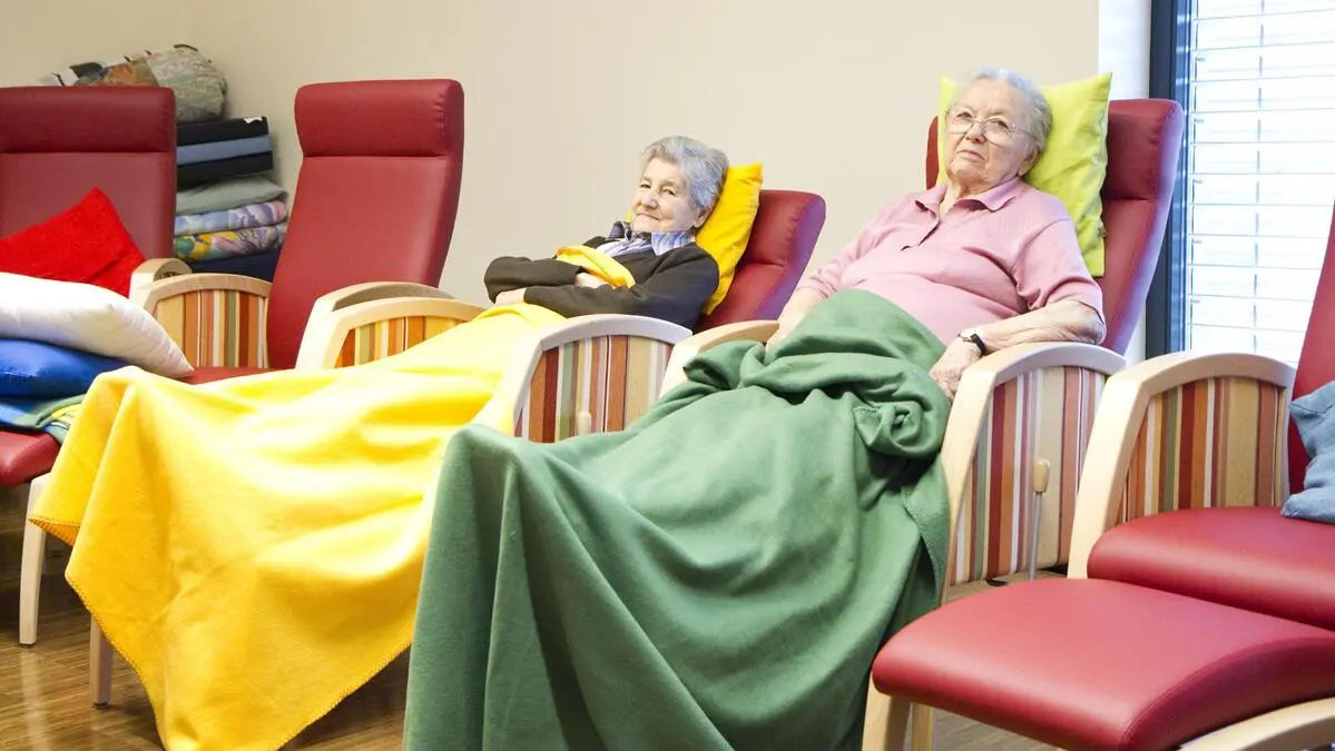 Bewohnerinnen im Altersheim. Genug für die nächste Packerlsuppe?