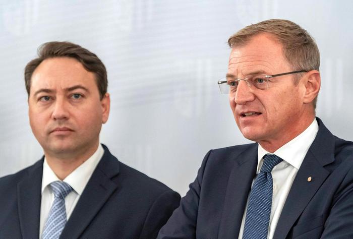 LH-Stellvertreter Manfred Haimbuchner (FPÖ) und der oberösterreichische Landeshauptmann Thomas Stelzer (ÖVP) 