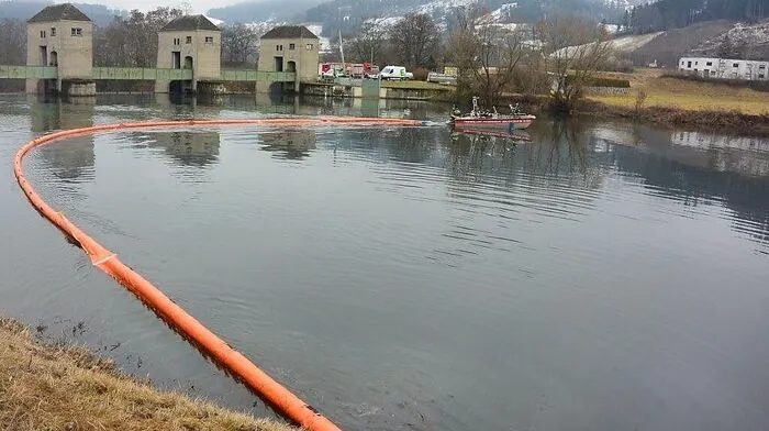 Die Feuerwehr errichtete eine Ölsperre (Sujet)