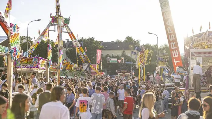 Viele Leute bei Sonnenschein in einem Vergnügungspark