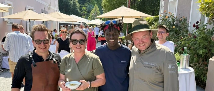 Durften sich über tolle Gastköche freuen: Sonja und Richard Rauch mit Sternekoch Patrick Faist vom „Broadmoar“ und dem bayerischen Insta-Star Noah Hansen