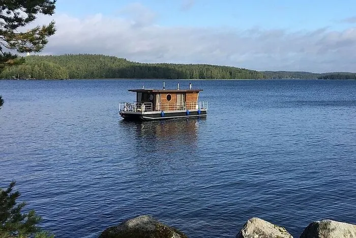 Jyväskylä, am Nordende des Päijänne-Sees, ist Heimathafen von Houseboat Finland, deren Flotte rund ein Dutzend Boote umfasst. Man kann zwischen verschiedenen Größen wählen - alle Boote haben eine Sauna an Bord, Führerschein braucht es keinen. Die Hausboot-Saison startet im Mai und dauert bis Oktober. Räder können wie auch Kajaks und SUP-Boards dazugemietet werden.